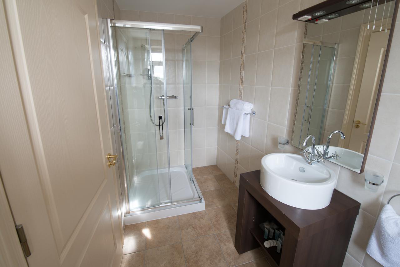Connemara Lake Hotel Оугтерард Екстериор снимка