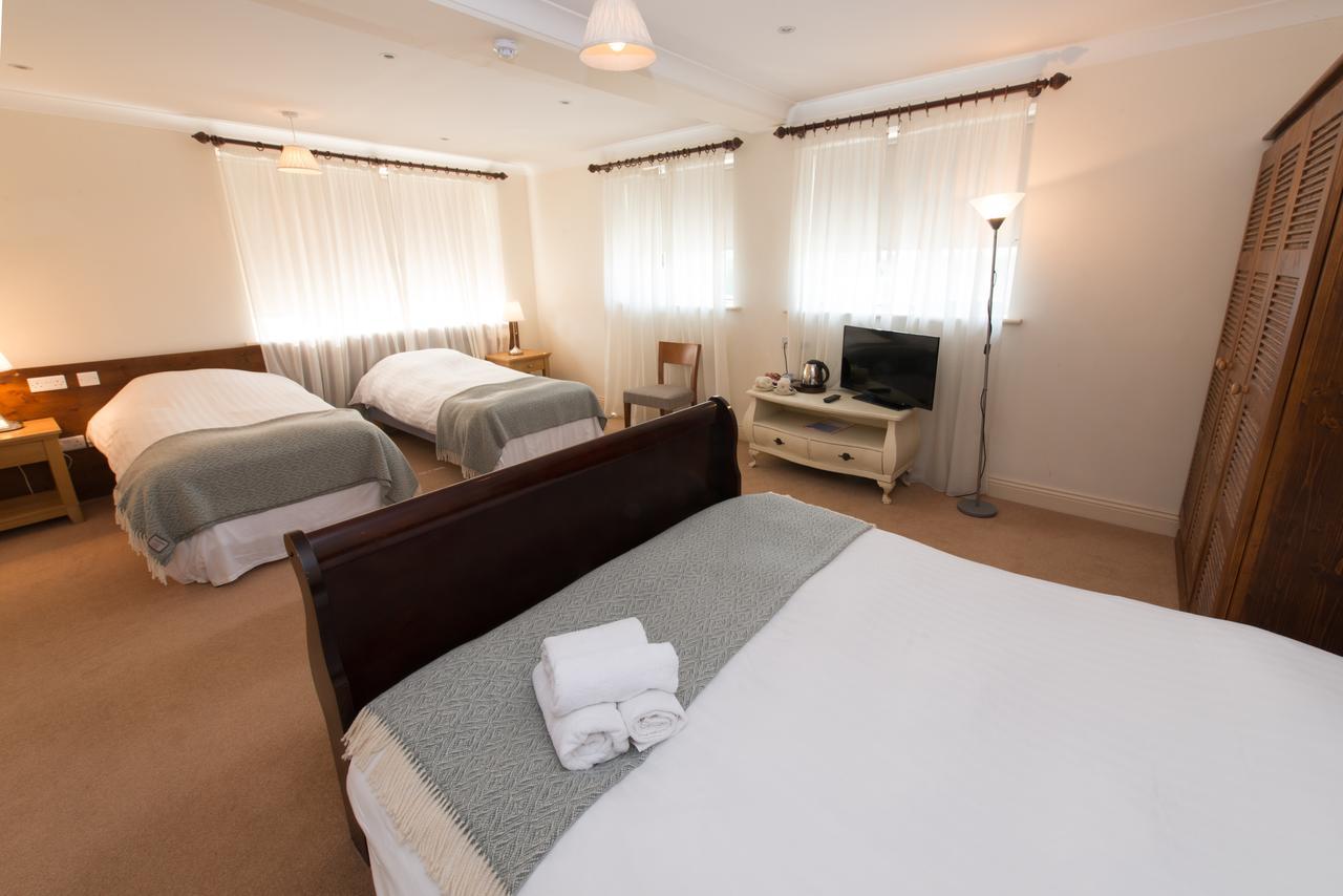 Connemara Lake Hotel Оугтерард Екстериор снимка
